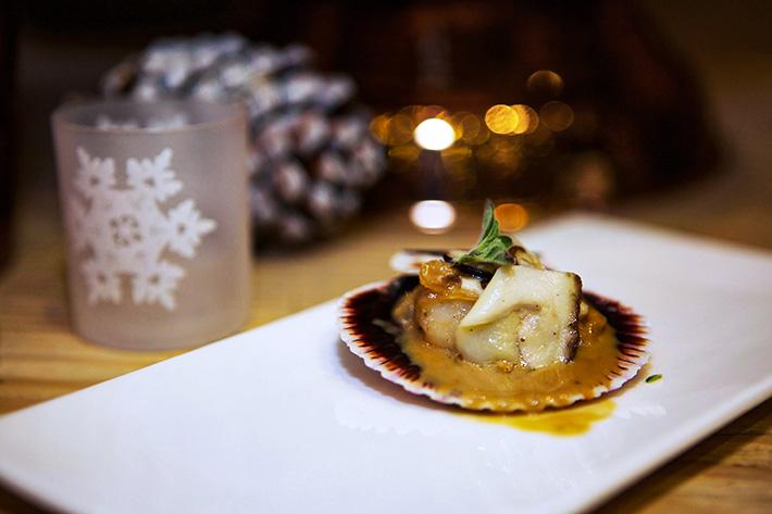 zamburiñas con salsa de chalota, boletus y pedro ximenez